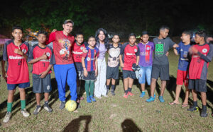 prefeitura inaugura iluminacao do campo de futebol do jardim das oliveiras