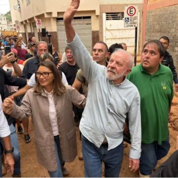 lula visita regioes atingidas pelas chuvas na zona da mata e anuncia apoio as familias