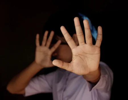 mae impede abuso e adolescente de 15 anos e detido apos invadir casa em caceres