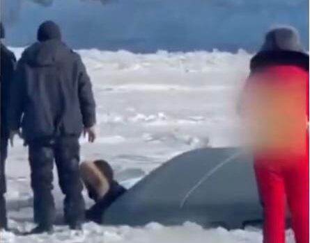 onibus turistico despenca no lago mais profundo do mundo veja o momento
