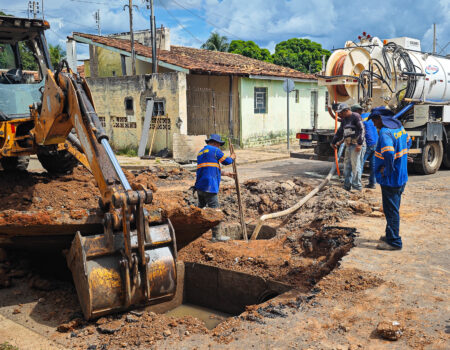 prefeitura realiza limpeza de galerias pluviais na rua dos operarios para prevenir alagamentos em caceres