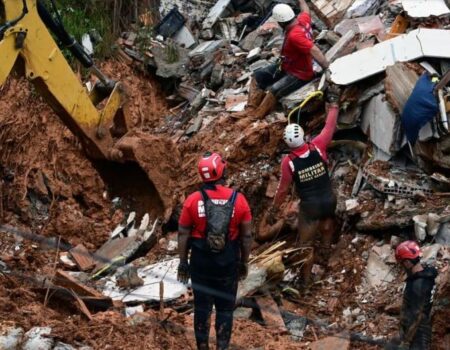 romeu zema visita areas destruidas pelas chuvas em mg enquanto mortes chegam a 28