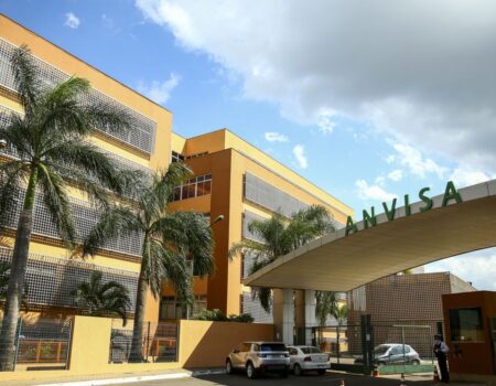 anvisa cancela registro de mais de 500 cosmeticos apos identificacao de substancias proibidas