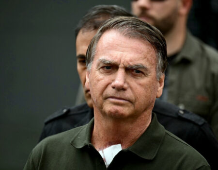 bolsonaro recebe alta e deixa hospital para iniciar prisao domiciliar sob monitoramento