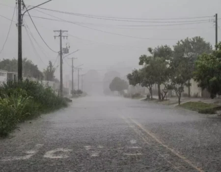 cuiaba entra em alerta laranja para temporais com risco de ventania e alagamentos