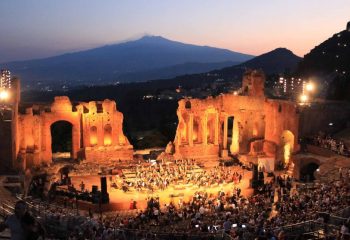 luxo de r 222 milhoes festa de banqueiro na sicilia teve hoteis cinco estrelas shows milionarios e cenario de serie famosa