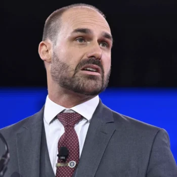 moraes autoriza compartilhamento de provas e amplia investigacao contra eduardo bolsonaro