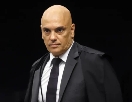 moraes concede prisao domiciliar a bolsonaro apos internacao e agravamento do quadro de saude