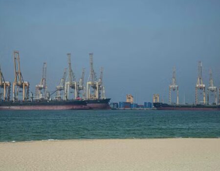 petroleo acima de us 100 reacende alerta combustiveis podem subir no brasil