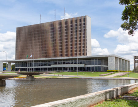 r 1 milhao em 4 dias escritorio ligado a ibaneis rocha recebeu repasse apos contrato com o gdf scaled