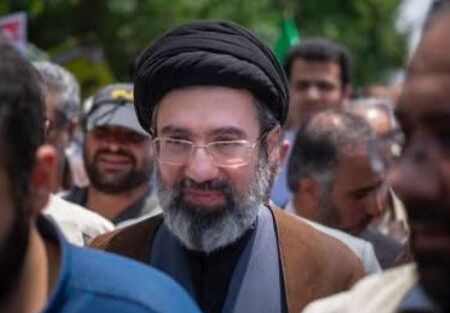sucessao no ira mojtaba khamenei assume o cargo de lider supremo