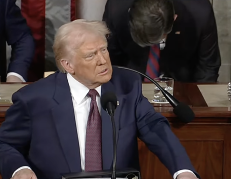 trump afirma que eua estao destruindo totalmente o regime do ira em meio a escalada da guerra no oriente medio