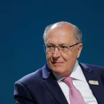 alckmin critica avanco autoritario e diz que defensor de ditadura nao deveria disputar eleicao