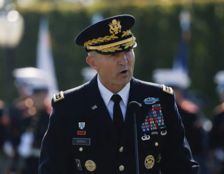 apos discurso de trump sobre o ira principal general do exercito dos eua e removido do cargo