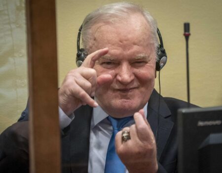 condenado por genocidio acougueiro da bosnia sofre avc e esta em estado grave em haia