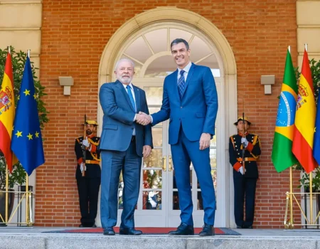 contra a mare da direita global pedro sanchez e luiz inacio lula da silva reunem lideres em barcelona para defender a democracia