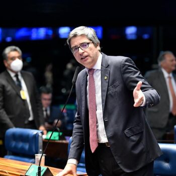 divisao no pl de santa catarina expoe tensao apos gesto de ana campagnolo envolvendo carlos bolsonaro