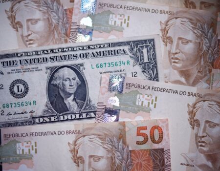 dolar encosta nos r 5 e bolsa bate recorde o que esta por tras da euforia do mercado
