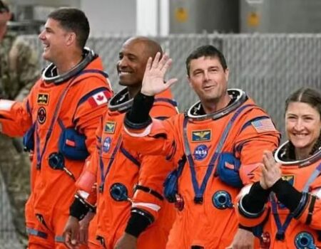 flagra aereo passageiro documenta lancamento da missao artemis ii de aeronave