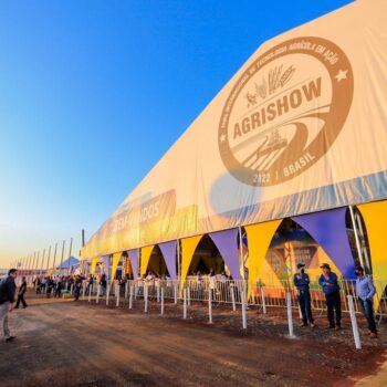 flavio bolsonaro critica lula na agrishow e mira apoio do agronegocio para 2026