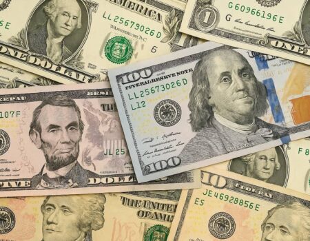 o sobe e desce do dolar por que a moeda americana ainda manda no seu bolso