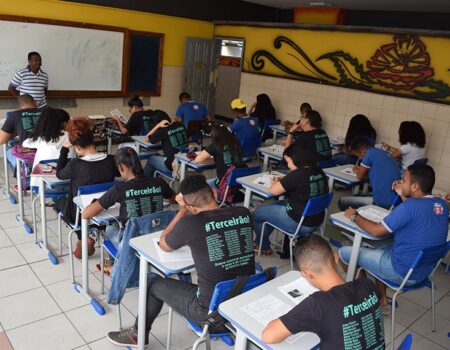 pe de meia derruba evasao do ensino medio e vira o maior programa de permanencia escolar da historia do brasil