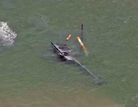 queda de helicoptero na barra da tijuca mobiliza equipes e tres pessoas sao resgatadas com vida