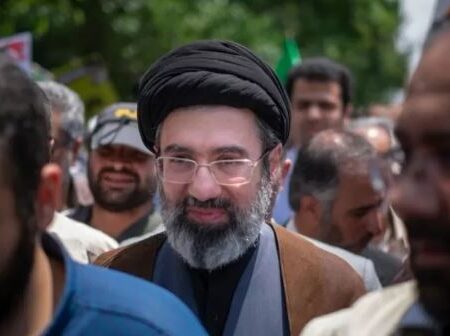 quem e o novo lider supremo do ira que teve o rosto desfigurado em um ataque