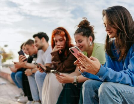 sozinhos juntos o paradoxo das relacoes em tempos de hiperconexao scaled