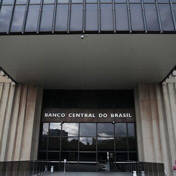 banco central faz primeira compra de dolar futuro em 10 anos e mercado preve novas intervencoes