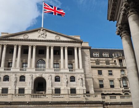 banco da inglaterra freia mudancas e cita guerras como ameaca economica