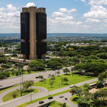 brasil registra deficit de us 17 bilhao nas transacoes correntes em abril aponta banco central