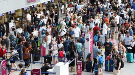 caos aereo global cancela milhares de voos e deixa passageiros presos em aeroportos ao redor do mundo scaled