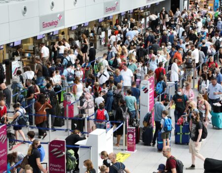 caos aereo global cancela milhares de voos e deixa passageiros presos em aeroportos ao redor do mundo scaled