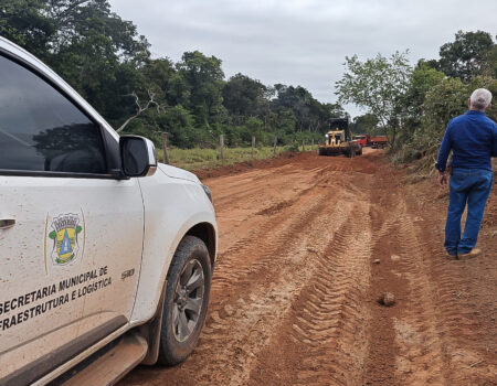 com apoio de produtores rurais prefeitura recupera estradas na regiao da fronteira
