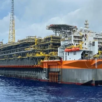 conflitos no oriente medio elevam preco do petroleo e aumentam temor de nova crise economica global
