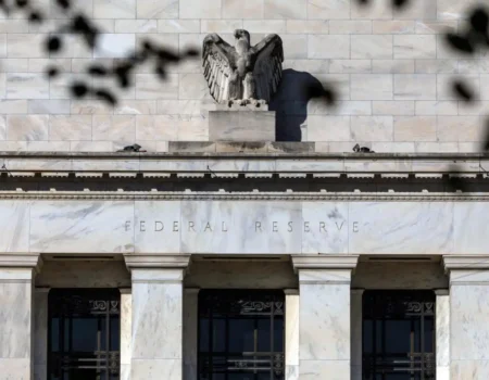 decisoes do banco central dos eua colocam mercados mundiais em alerta e influenciam economia global
