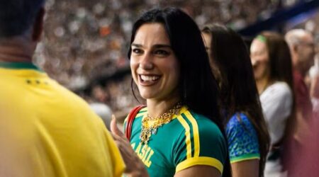 dua lipa processa samsung em us 15 milhoes por uso indevido de imagem