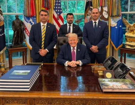 flavio bolsonaro diz a trump que eua nao precisarao taxar produtos brasileiros caso ele venca eleicao