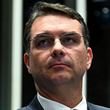 flavio bolsonaro e silas malafaia sinalizam reaproximacao em culto no rio de janeiro