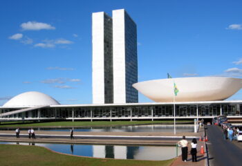 governo amplia cortes e aumenta pressao politica em brasilia
