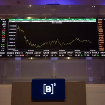 ibovespa cai mais de 1 e dolar volta a subir em dia de forte tensao no mercado