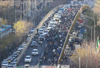 ira enfrenta crise politica interna e aumento dos protestos populares