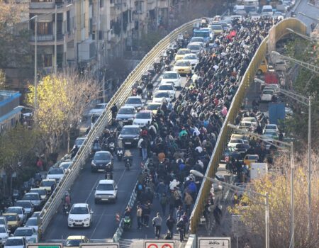 ira enfrenta crise politica interna e aumento dos protestos populares