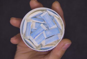 oms faz alerta global sobre avanco de saches de nicotina entre adolescentes e jovens