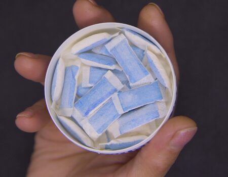 oms faz alerta global sobre avanco de saches de nicotina entre adolescentes e jovens