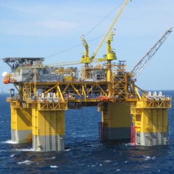 petroleo a us 100 pode gerar bilhoes extras ao governo mas pressao sobre combustiveis preocupa consumidores