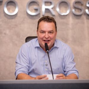profissionais da enfermagem reconhecem atuacao de max russi durante entrega de relatorio da cst na almt