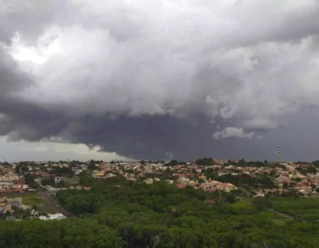 tempestades avancam pelo centro sul do brasil e meteorologistas alertam para ciclone e risco de destruicao