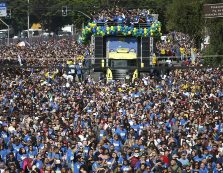 flavio bolsonaro minimiza diferencas politicas durante marcha para jesus em sao paulo
